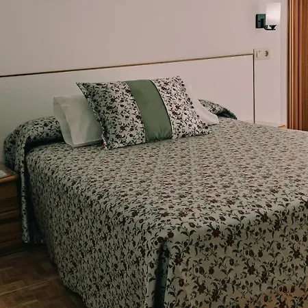 Grove Hotel *
